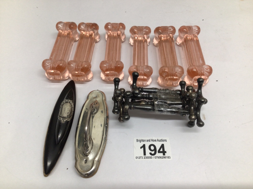 A MIXED COLLECTION OF CUTLERY HOLDERS, FOUR METAL AND SIX PINK GLASS, WITH TWO OTHER ITEMS