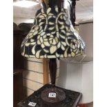 A VINTAGE TIFFANY STYLE TABLE LAMP, 49 X 39CM
