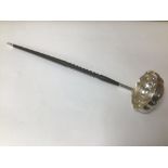 A HALLMARKED SILVER OVAL PUNCH LADLE WITH TURNED WOOD HANDLE, 34CM 1982 TOTAL WEIGHT, 49 GRAMS