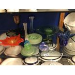 A QUANTITY OF VINTAGE PIECES OF ART GLASS ITEMS