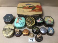 A COLLECTION OF MIXED LACQUERED AND PAPIER-MACHE BOXES / CONTAINERS WITH OTHERS, INCLUDES SOME