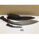 AN ANTIQUE KUKRI KNIFE WITH LEATHER SHEATH