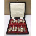 A CASED SET OF VICTORIAN HALLMARKED SILVER FIDDLE PATTERN TEASPOONS 102 GRAMS BY CHAWNER AND CO