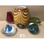 A MIXED LOT OF ART GLASS VASES AND BOWLS LARGEST BEING 21CM IN HEIGHT