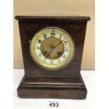 A VINTAGE OAK MANTLE CLOCK, 24CM