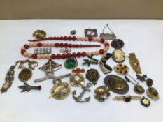A QUANTITY OF MIXED VINTAGE COSTUME JEWELLERY