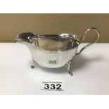 A HALLMARKED SILVER SAUCEBOAT ON SCROLL FEET 1919 BY SYNER AND BEDDOTS, 99 GRAMS