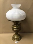 A LARGE VINTAGE BRASS OIL LAMP 50CM IN HEIGHT