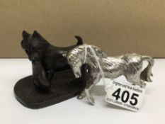 A WHITE METAL STATUE OF A HORSE, 6CM HIGH WITH A RESIN SCOTTISH TERRIER