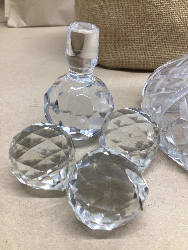 A CUT GLASS SHIPS DECANTER WITH CUTGLASS DROPS FOR THE CHANDELIER - Image 4 of 6