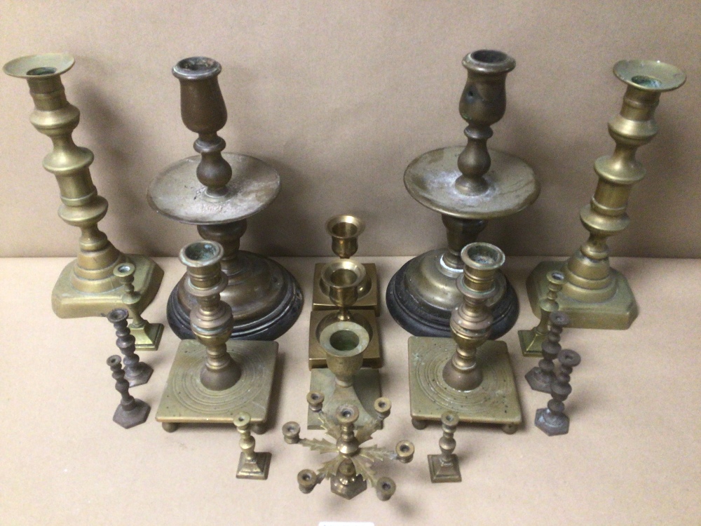 A COLLECTION OF BRASS CANDLESTICKS, INCLUDES A WEBA WARE MINIATURE CANDELABRA LARGEST BEING 25CM - Image 3 of 5