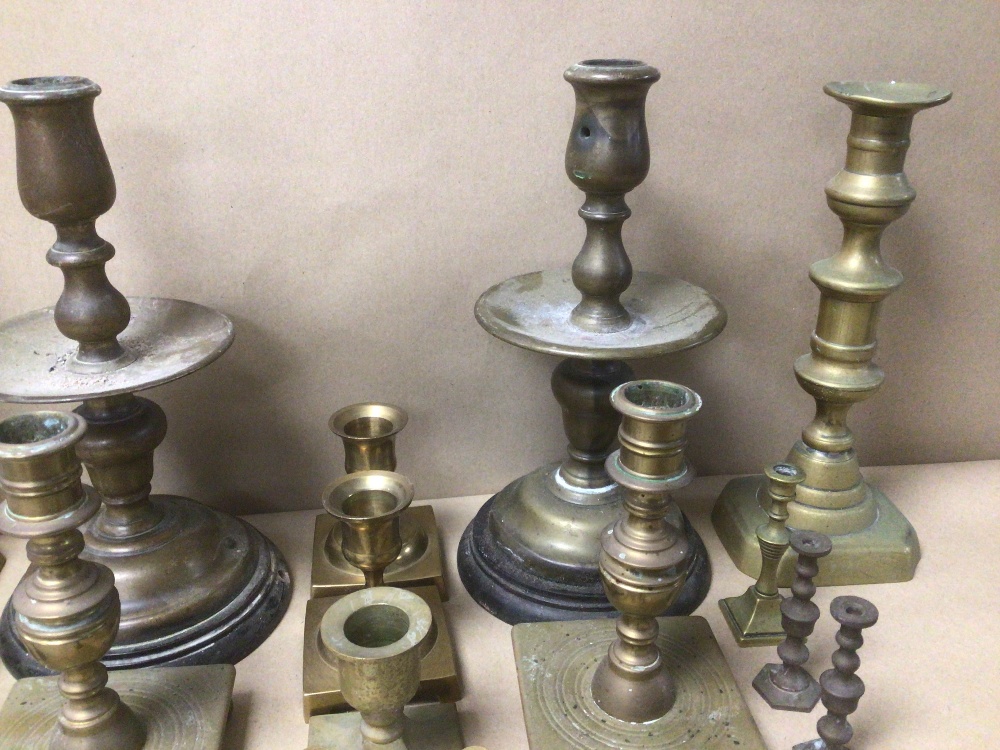 A COLLECTION OF BRASS CANDLESTICKS, INCLUDES A WEBA WARE MINIATURE CANDELABRA LARGEST BEING 25CM - Image 5 of 5