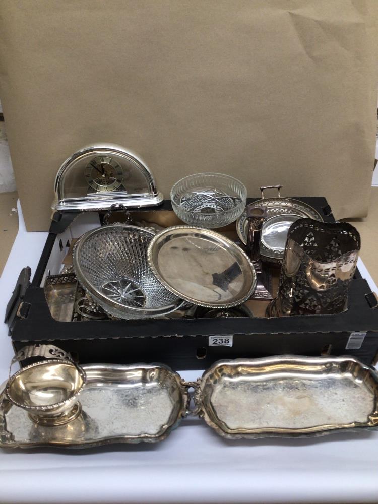 A MIXED COLLECTION OF WHITE METAL / SILVER PLATED AND CLEAR GLASS ITEMS, INCLUDES BOWLS, TRAYS,