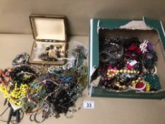A LARGE MIXED COLLECTION OF COSTUME JEWELLERY