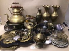 A LARGE COLLECTION OF MIXED METAL WARE INCLUDING SILVER PLATED AND BRASSWARE