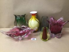 FIVE ART GLASS VASES AND A CENTREPIECE, NO MARKINGS, LARGEST BEING 31CM IN LENGTH