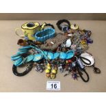 A SMALL COLLECTION OF MIXED COSTUME JEWELLERY