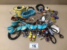 A SMALL COLLECTION OF MIXED COSTUME JEWELLERY