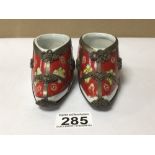 A PAIR OF CHINESE CERAMIC AND WHITE METAL SHOES, 12CM
