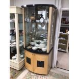 A MODERN GLASS FRONTED DISPLAY CABINET WITH STORAGE BOW FRONTED 203 X 91 X 55CM