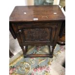 A DARK OAK CUPBOARD WITH EXTENDING TOP AND CARVING TO THE DOOR, 73 X 55 X 36CM