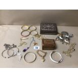 A COLLECTION OF MIXED COSTUME JEWELLERY INCLUDING VINTAGE