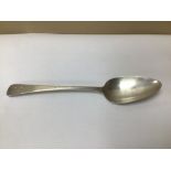 A GEORGE III HALLMARKED SILVER BRIGHT CUT TABLESPOON BY THOMAS NORTHCOTE AND GEORGE BOURNE 1795,