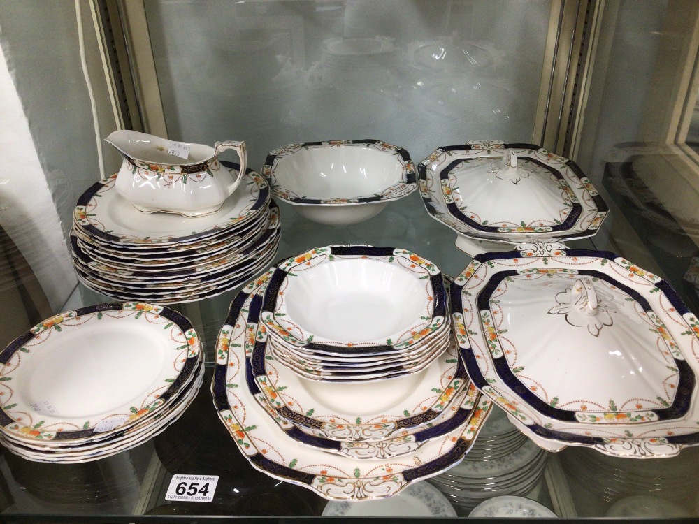 ALFRED MEAKIN (OSIRIS SOLWAY 742046) PART DINNER SERVICE THIRTY-ONE PIECES
