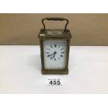 A BRASS CARRIAGE CLOCK ( ONE GLASS PANEL CRACKED), 11CM