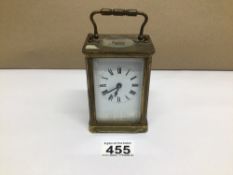 A BRASS CARRIAGE CLOCK ( ONE GLASS PANEL CRACKED), 11CM