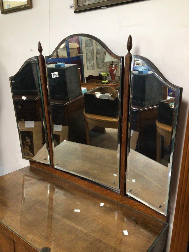 A VINTAGE OAK TWO OVER TWO DRESSING TABLE WITH TRIPLE MIRROR - Image 3 of 3