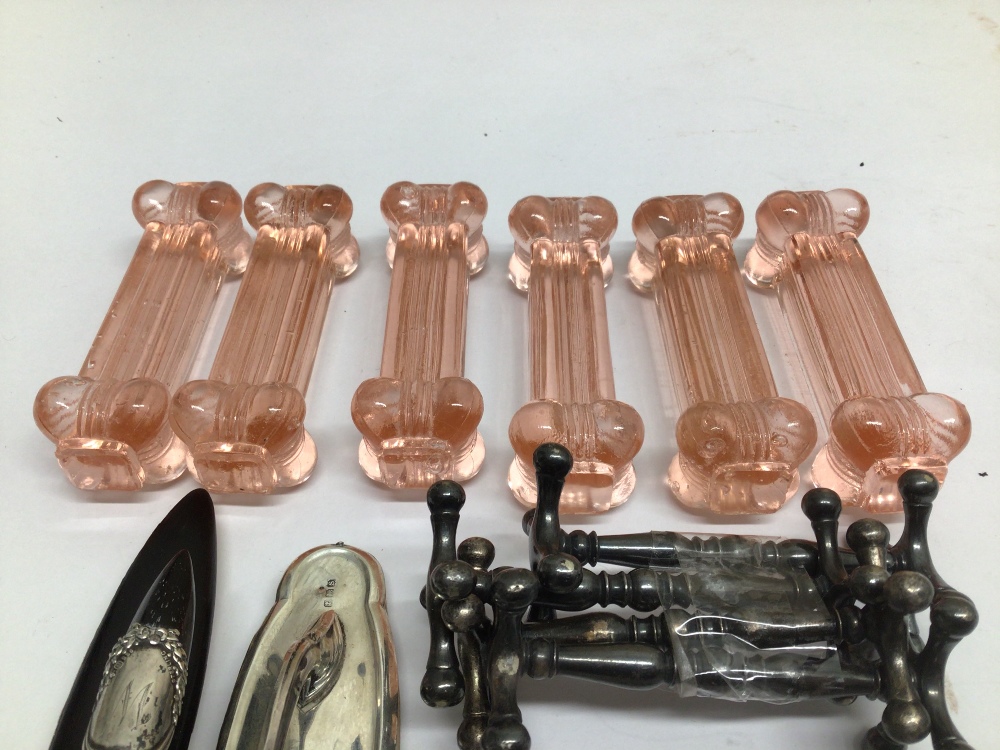 A MIXED COLLECTION OF CUTLERY HOLDERS, FOUR METAL AND SIX PINK GLASS, WITH TWO OTHER ITEMS - Image 4 of 4