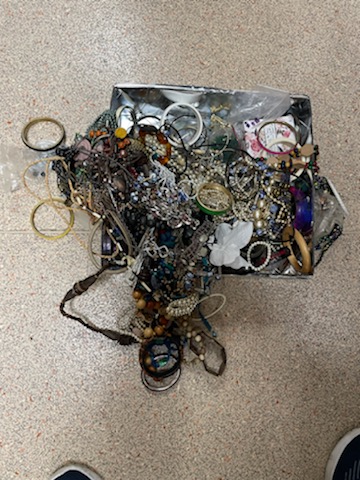 A BOX OF VINTAGE COSTUME JEWELLERY - Image 3 of 4