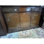 A MAHOGANY SIDEBOARD WITH THREE DRAWERS, 117 X 46 X 38CM