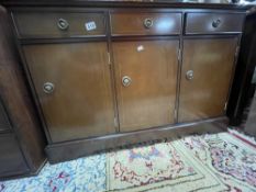 A MAHOGANY SIDEBOARD WITH THREE DRAWERS, 117 X 46 X 38CM