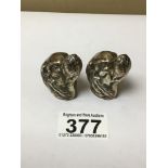 A PAIR OF WHITE METAL CONDIMENTS FORMED AS DOGS HEADS, 4.5CM, 40G