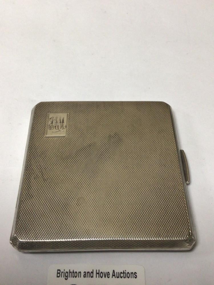 A HALLMARKED SILVER ENGINE TURNED CIGARETTE CASE, 8CM, 90G - Image 2 of 4