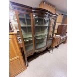 A LARGE VICTORIAN MAHOGANY DISPLAY CABINET BOW FRONTED DOOR WITH GREEN VELVET AND BOTTOM DRAWER, 131