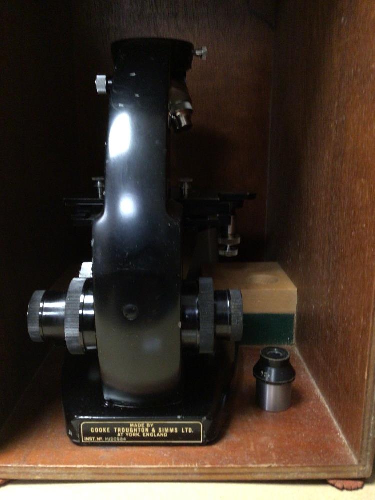 CASED MICROSCOPE FROM COOKE TROUGHTON AND SIMMS LTD (M12094) - Image 3 of 9