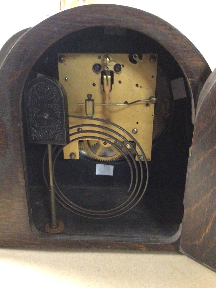 TWO OAK CASED MANTLE CLOCKS ONE WESTMINSTER CHIME BOTH WITH PENDULUM - Image 3 of 4