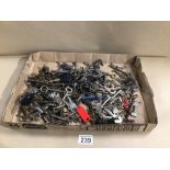 A LARGE QUANTITY OF KEYS