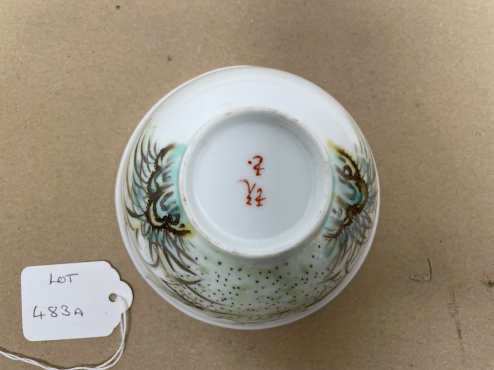 AN EARLY CHINESE PORCELAIN TEA BOWL DECORATION AROUND THE SIDES, MARKS TO BASE, 12CM (MING) - Image 2 of 4