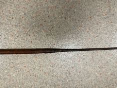 AN ANTIQUE ETHNOGRAPHIC/TRIBAL LONG THROWING SPEAR, 8FT 6