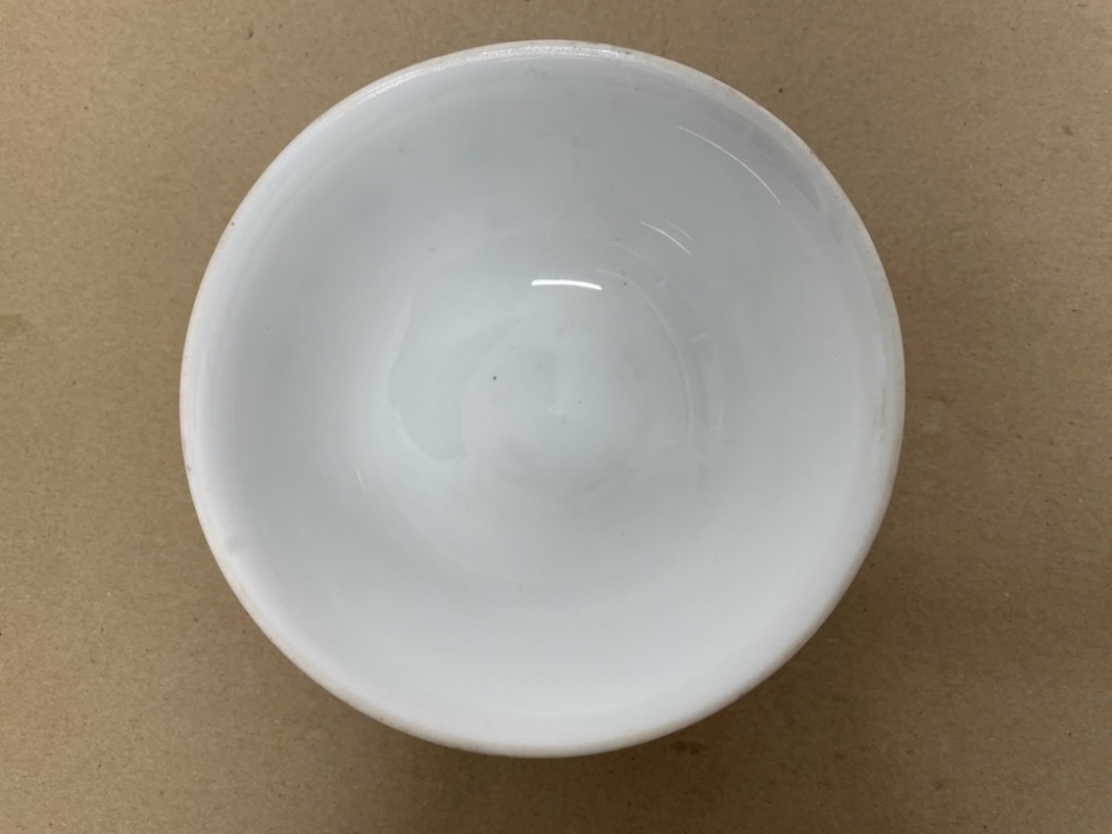 AN EARLY CHINESE PORCELAIN TEA BOWL DECORATION AROUND THE SIDES, MARKS TO BASE, 12CM (MING) - Image 4 of 4