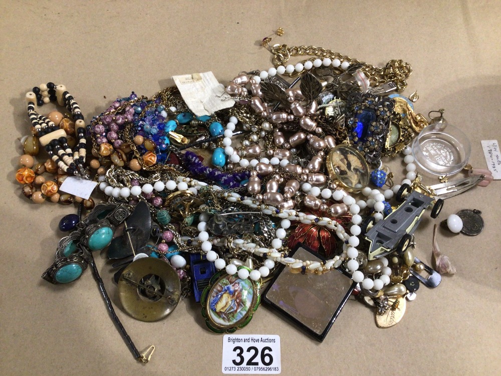 A MIXED BOX OF VINTAGE COSTUME JEWELLERY - Image 2 of 2