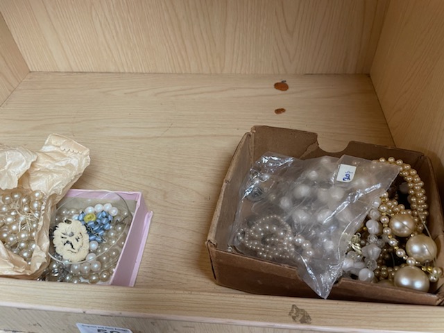 A QUANTITY OF JEWELLERY BOXES WITH VINTAGE COSTUME JEWELLERY - Image 3 of 4