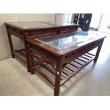 A MODERN WOODEN COFFEE TABLE WITH A GLASS TOP WITH A PAIR OF MATCHING SIDE TABLES
