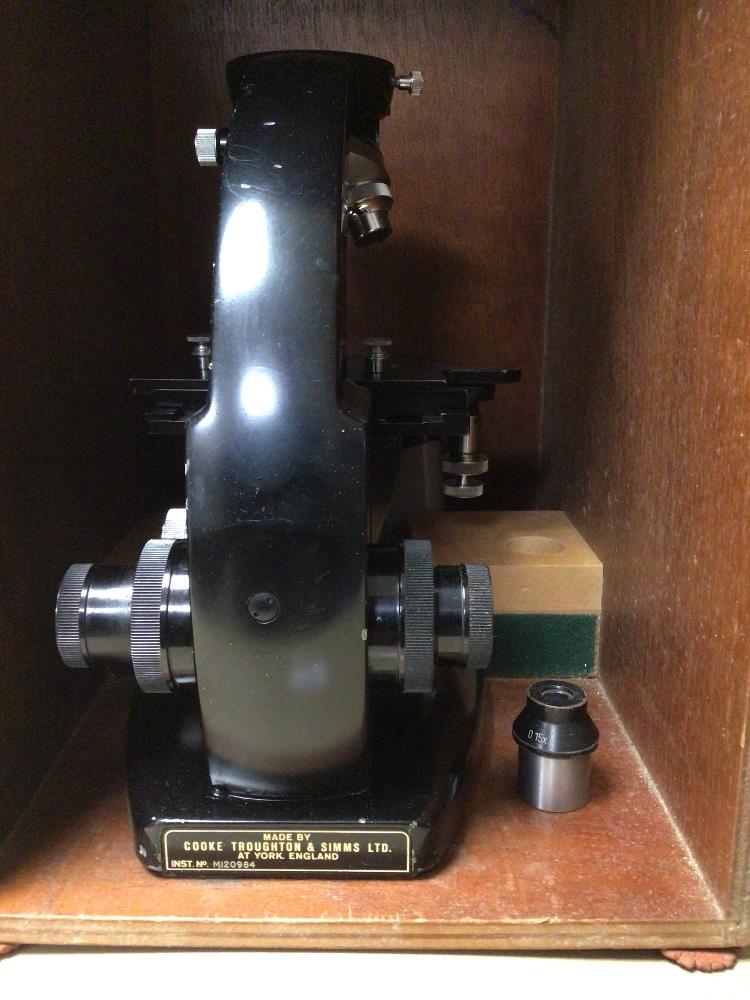 CASED MICROSCOPE FROM COOKE TROUGHTON AND SIMMS LTD (M12094) - Image 2 of 9