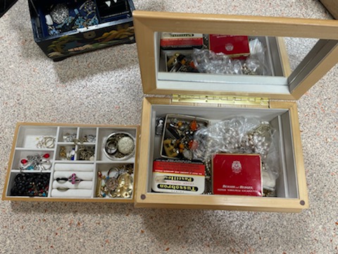 A QUANTITY OF JEWELLERY BOXES WITH VINTAGE COSTUME JEWELLERY