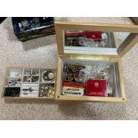 A QUANTITY OF JEWELLERY BOXES WITH VINTAGE COSTUME JEWELLERY